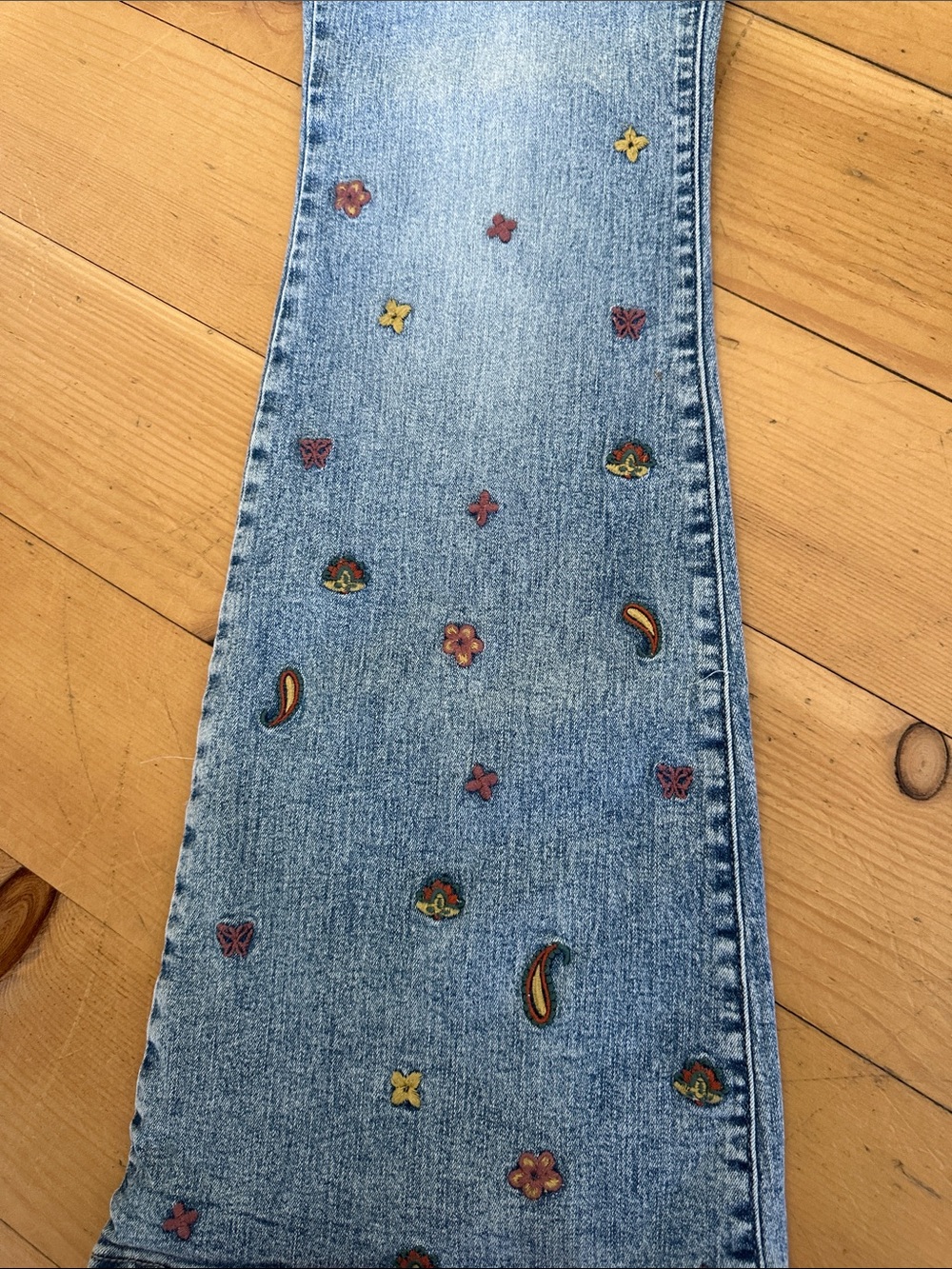 Jessica Simpson. Blue Embroidered Flared Jeans. Size 10 - Picture 2 of 9